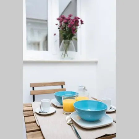 Apartment Hostly Sol 2bdr Flat With Patio In Center Seville