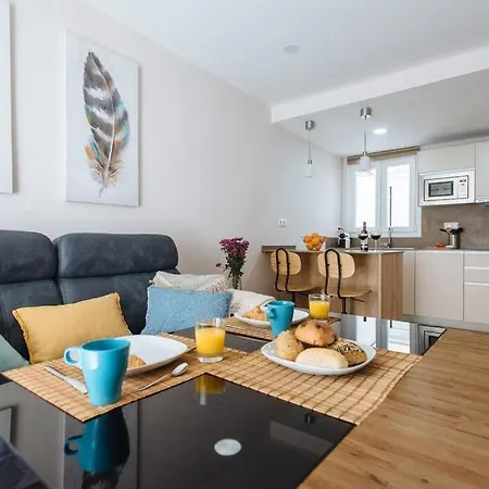 Apartment Hostly Sol 2bdr Flat With Patio In Center