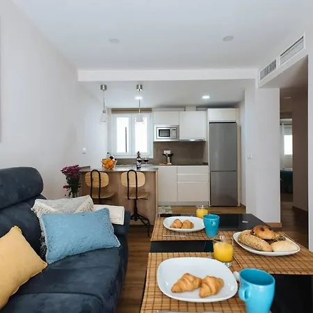 Hostly Sol 2bdr Flat With Patio In Center *