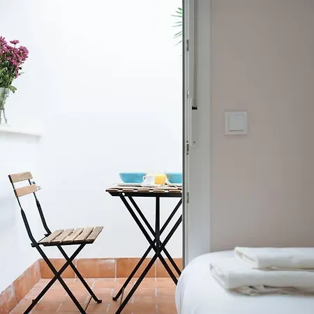 Hostly Sol 2bdr Flat With Patio In Center Seville