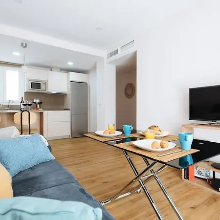 Apartment Hostly Sol 2bdr Flat With Patio In Center *