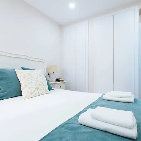 Hostly Sol 2bdr Flat With Patio In Center Apartment *