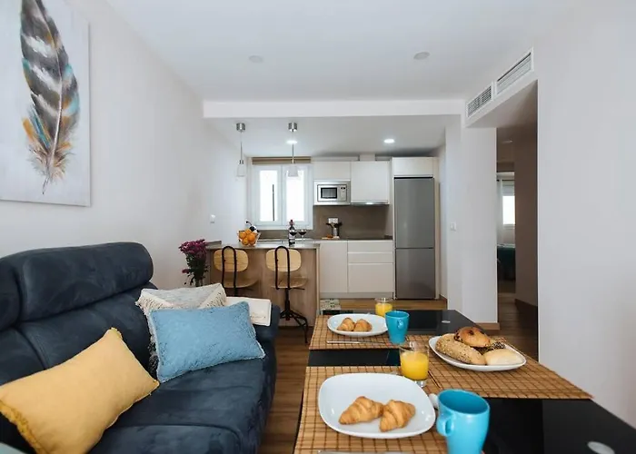 Hostly Sol 2bdr Flat With Patio In Center *