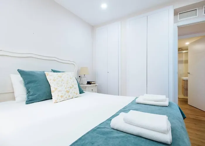 Hostly Sol 2bdr Flat With Patio In Center アパート *